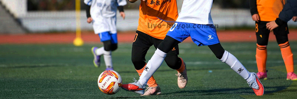等距视角下的笔记本电脑、平板与浏览器窗口以青色细线相连，表示酷游客服支持电脑端与网页端多设备访问
